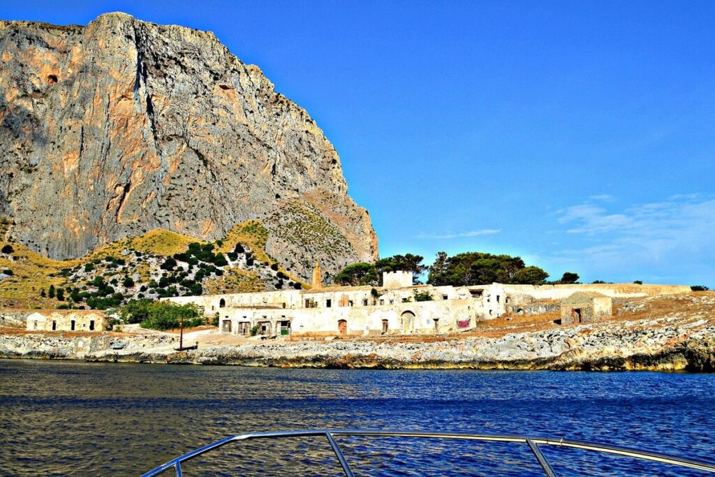 découvrez les incontournables de san vito lo capo en sicile : plages paradisiaques, nature préservée, gastronomie locale et activités incontournables pour un séjour inoubliable.