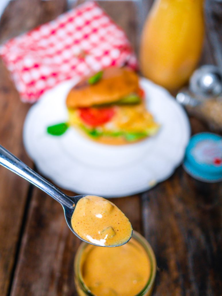 découvrez comment préparer une délicieuse sauce burger maison en quelques minutes avec des ingrédients simples. parfaite pour accompagner vos burgers et frites maison !