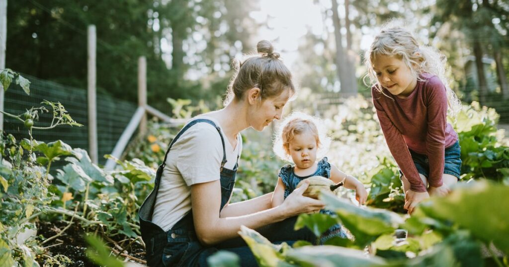 découvrez comment organiser des voyages éthiques en famille : destinations responsables, conseils pour voyager durablement et créer des souvenirs respectueux de l'environnement et des cultures locales.