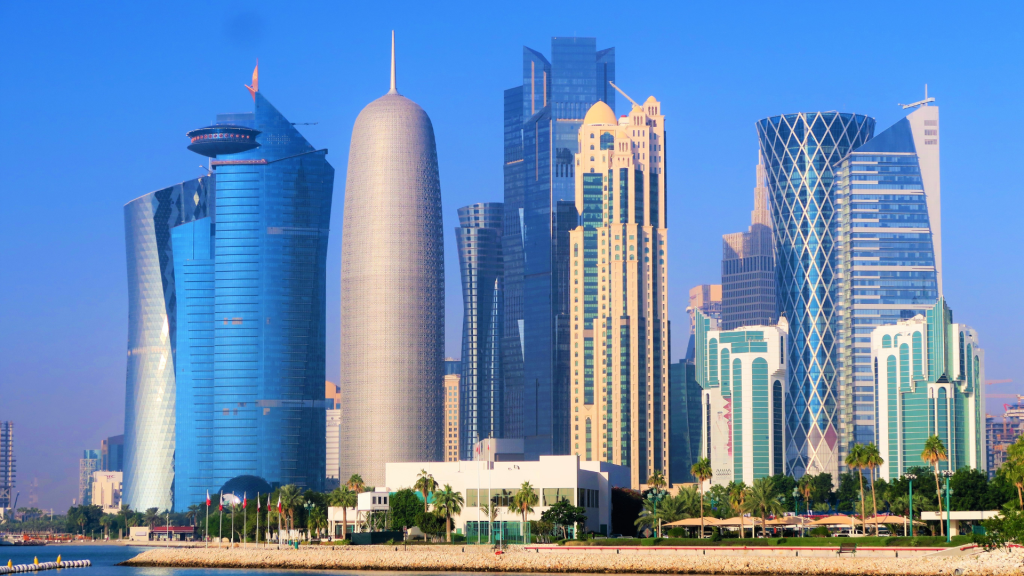 découvrez le qatar, un pays fascinant du moyen-orient connu pour sa richesse culturelle, ses gratte-ciel modernes, ses traditions ancestrales et ses sites touristiques incontournables. préparez votre voyage au qatar grâce à nos conseils et informations pratiques.