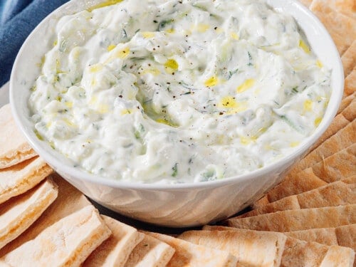 découvrez la recette authentique du tzatziki, une sauce grecque fraîche à base de yaourt, concombre et ail, parfaite en accompagnement ou pour vos apéritifs estivaux.