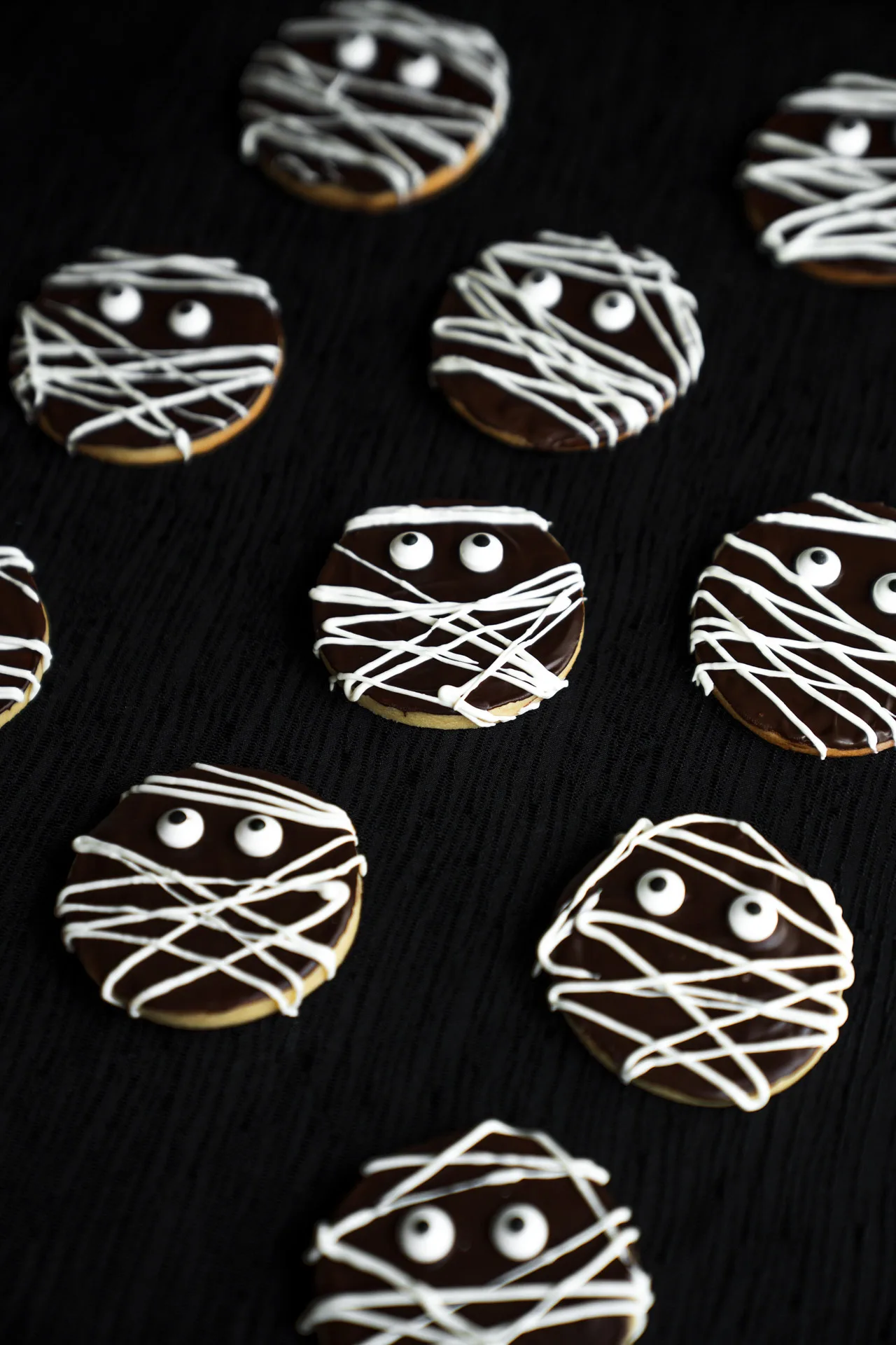 Recettes Terrifiantes et Savoureuses pour un Halloween RĂ©ussi 3 dĂ©couvrez nos recettes savoureuses pour halloween, faciles Ă prĂ©parer et parfaites pour Ă©pater vos invitĂ©s lors de cette fĂȘte effrayante.