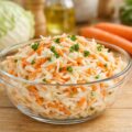 découvrez notre recette classique de coleslaw, une salade fraîche et croquante de chou et carottes, simple et rapide à préparer pour accompagner tous vos repas.