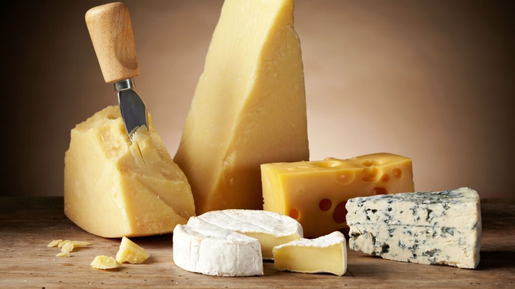 Conservation des fromages achetés en fromagerie : les erreurs courantes à éviter